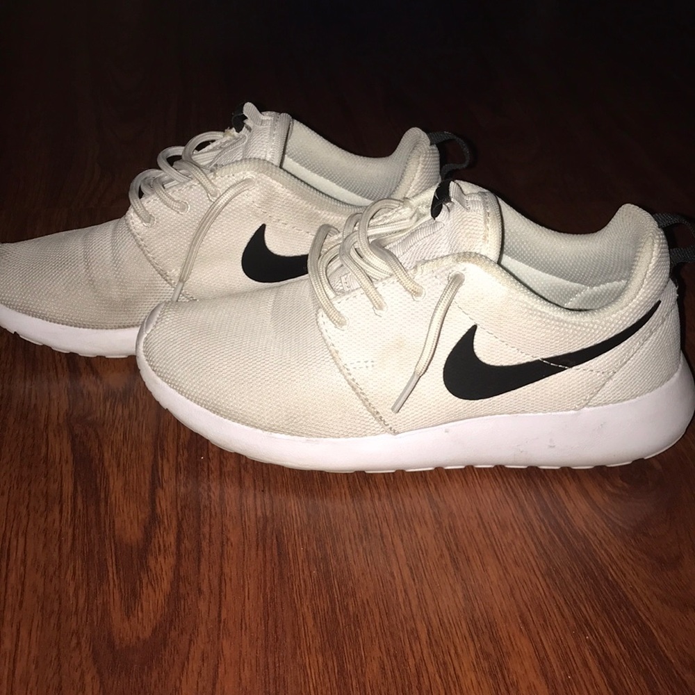 White nike tennis shoes